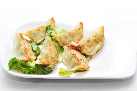 B12.raviolis japonais poulet et légumes (6 pièces)